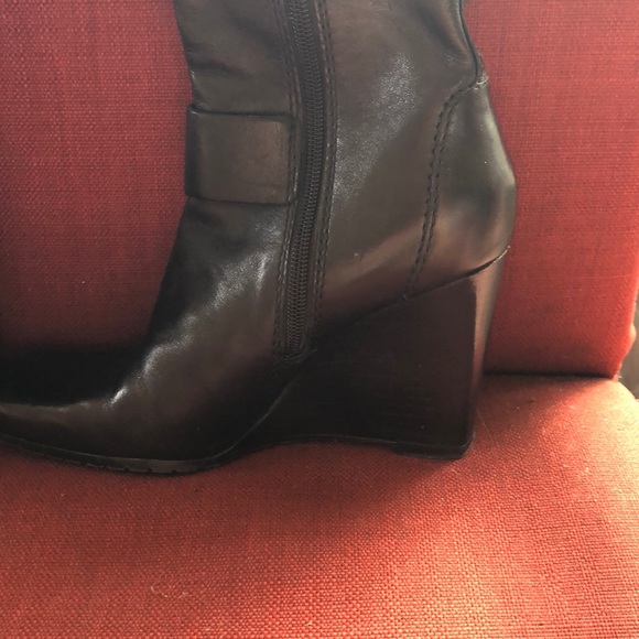 Extremely comfortable black boots only worn once - Picture 6 of 6